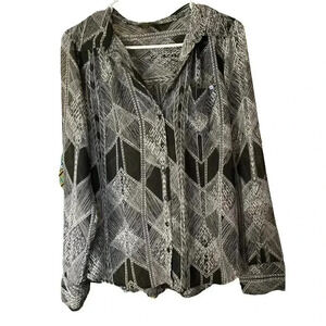 GUESS SIZE MEDIUM BLACK AND WHITE BUTTON DOWN SHIRT